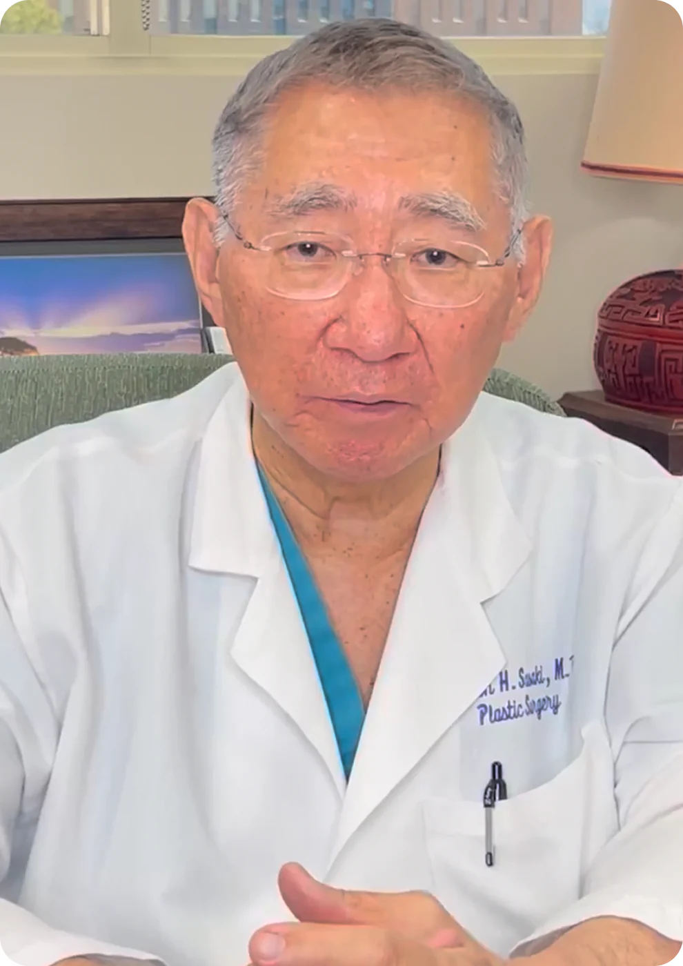 A cosmetic doctor about to start a juvasonic treatment